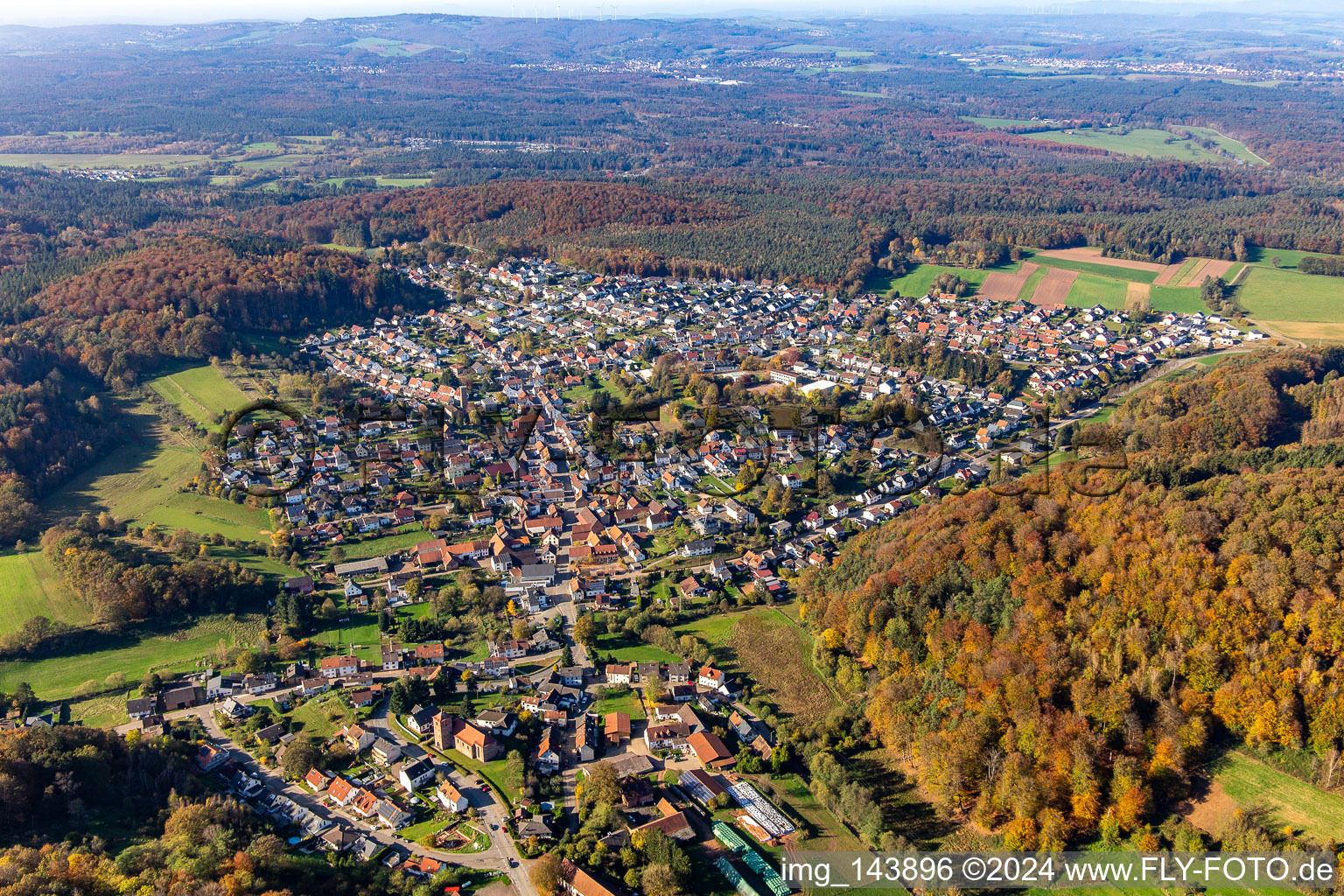 Vue aérienne de Village du sud-est à Bechhofen dans le département Rhénanie-Palatinat, Allemagne