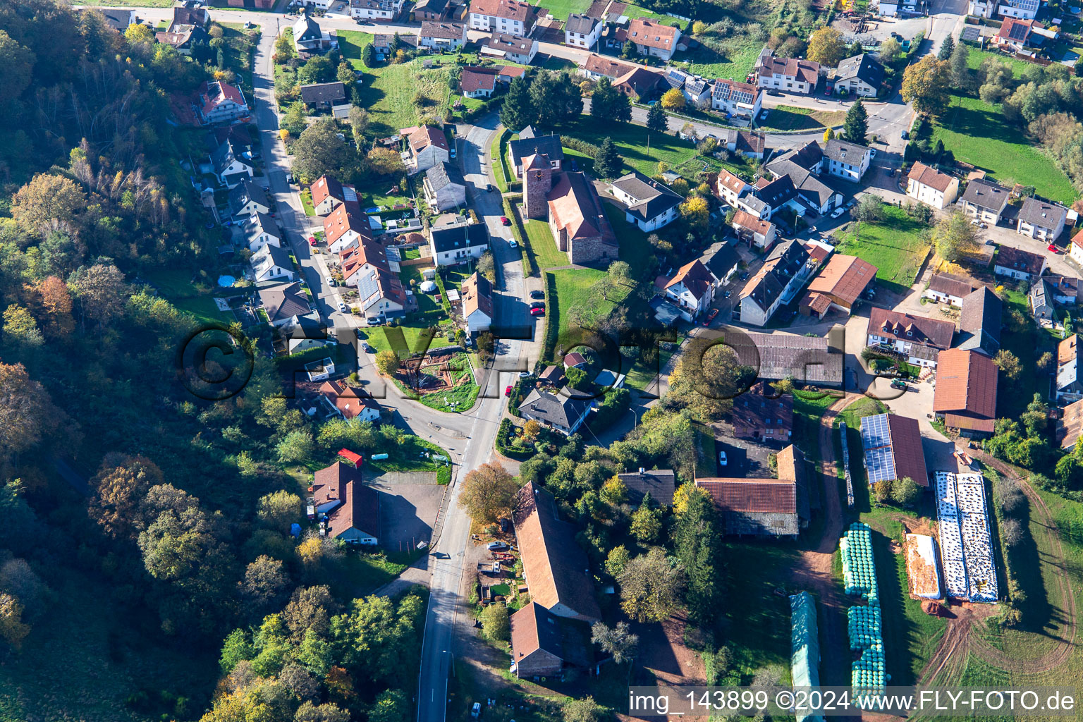 Vue aérienne de Église de la Rosenkopfer Straße à Bechhofen dans le département Rhénanie-Palatinat, Allemagne
