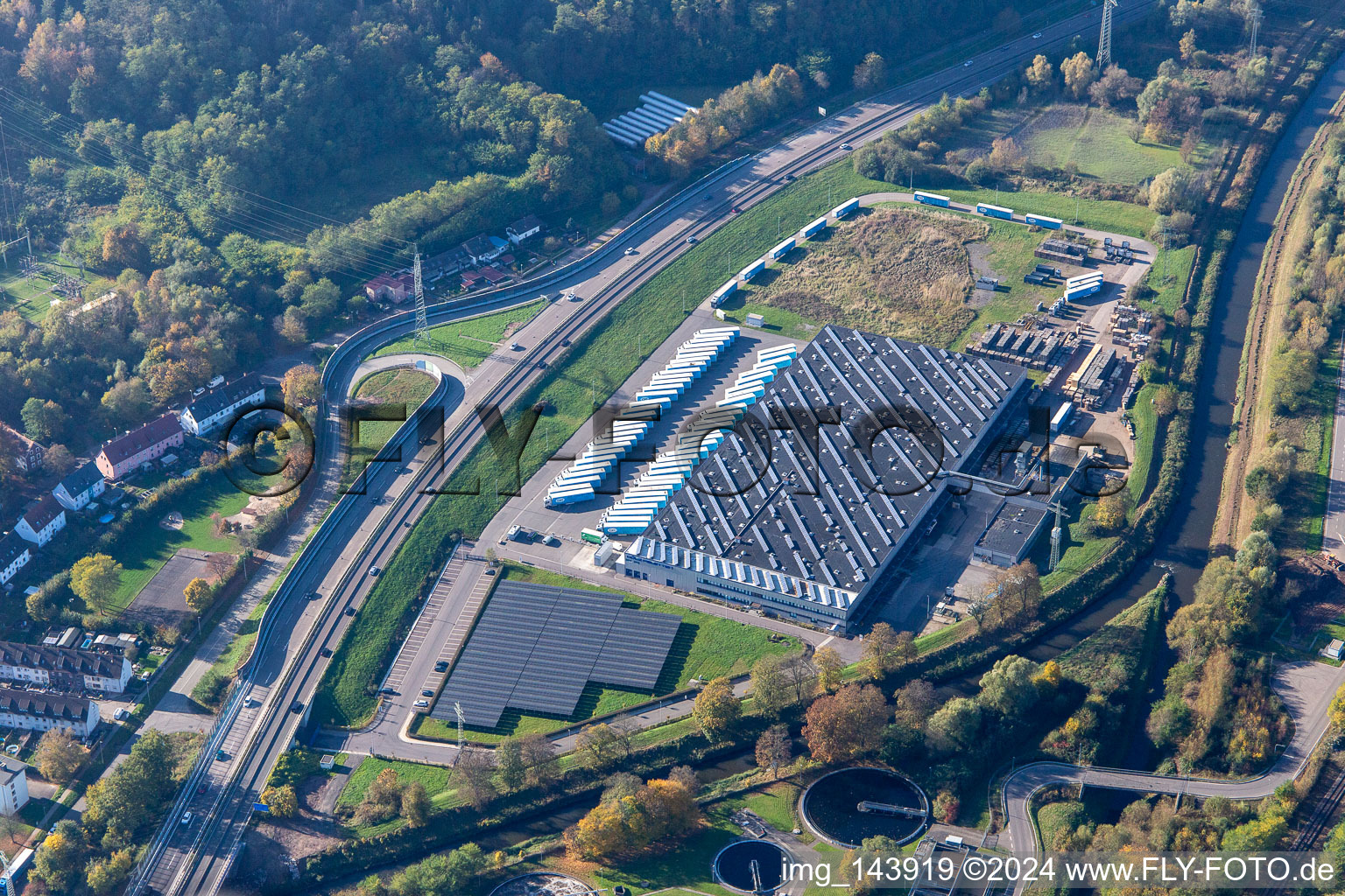 Vue aérienne de Paletten Gölz GmbH à le quartier Ernstweiler in Zweibrücken dans le département Rhénanie-Palatinat, Allemagne