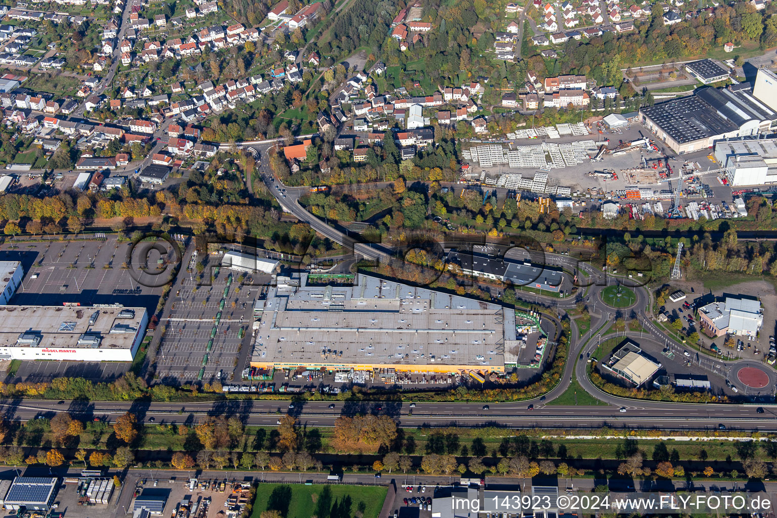 Vue aérienne de Quincaillerie Globus Zweibrücken sur l'A8 à le quartier Bubenhausen in Zweibrücken dans le département Rhénanie-Palatinat, Allemagne
