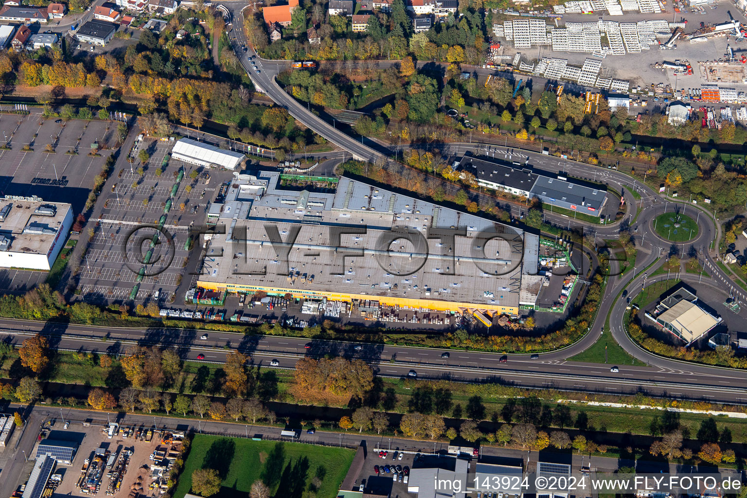 Vue aérienne de Quincaillerie Globus Zweibrücken sur l'A8 à le quartier Bubenhausen in Zweibrücken dans le département Rhénanie-Palatinat, Allemagne