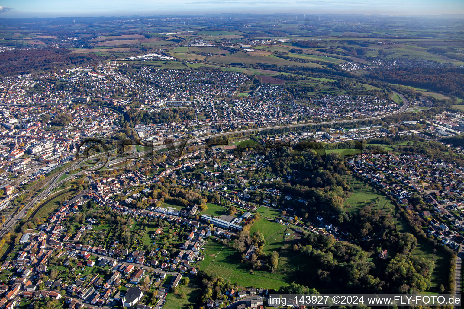 Vue aérienne de Tracé de l'autoroute A8 le long de la ville à le quartier Ixheim in Zweibrücken dans le département Rhénanie-Palatinat, Allemagne