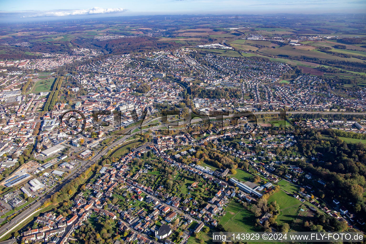 Vue aérienne de Tracé de l'autoroute A8 le long de la ville à le quartier Bubenhausen in Zweibrücken dans le département Rhénanie-Palatinat, Allemagne