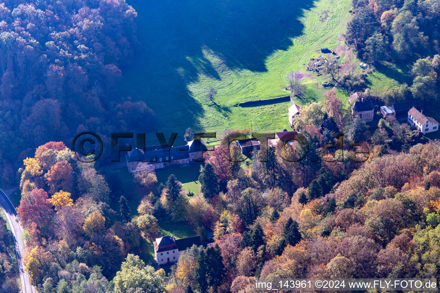 Vue aérienne de Chapelle de Walpurgis au château de Gutenbrunnen dans la vallée de Bittensbach à le quartier Wörschweiler in Homburg dans le département Sarre, Allemagne