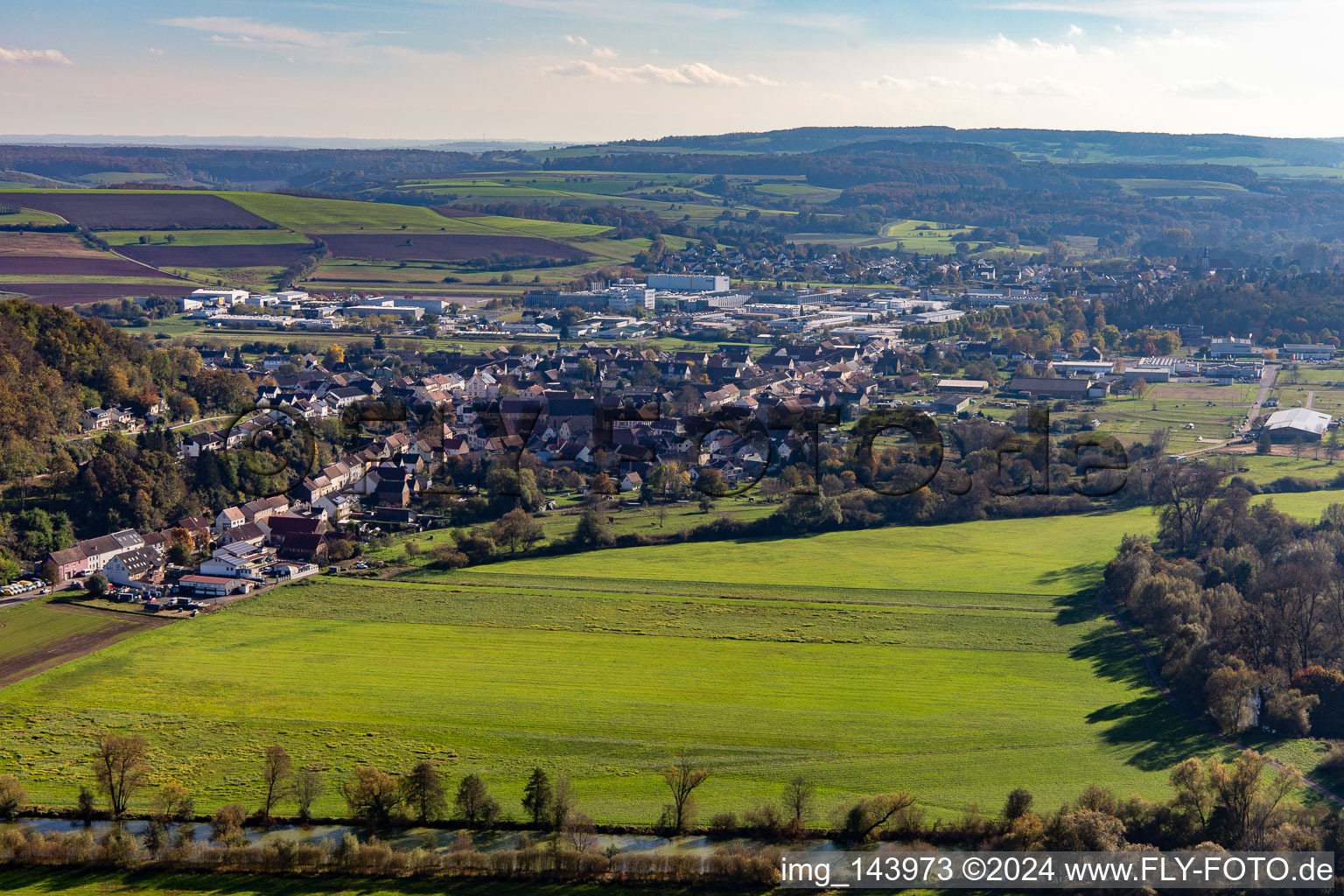 Vue aérienne de Village de la vallée de la Blies vu du nord à le quartier Webenheim in Blieskastel dans le département Sarre, Allemagne