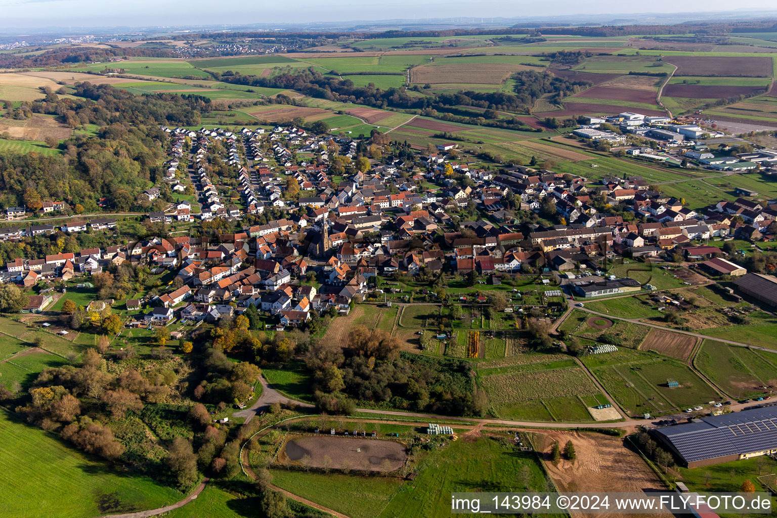 Vue aérienne de De l'ouest à le quartier Webenheim in Blieskastel dans le département Sarre, Allemagne