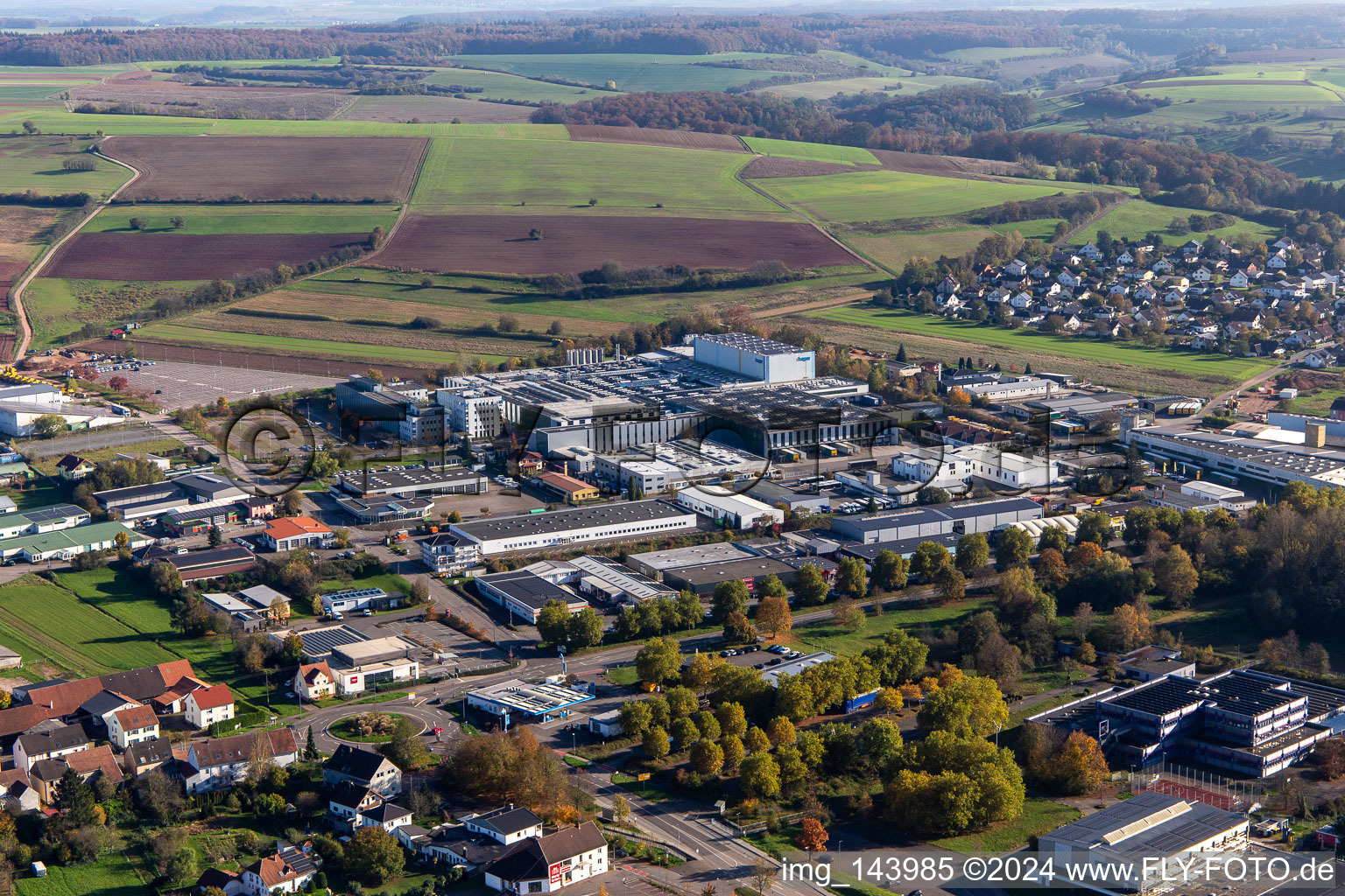Vue aérienne de Zone industrielle dans le Krummenäckern à le quartier Webenheim in Blieskastel dans le département Sarre, Allemagne