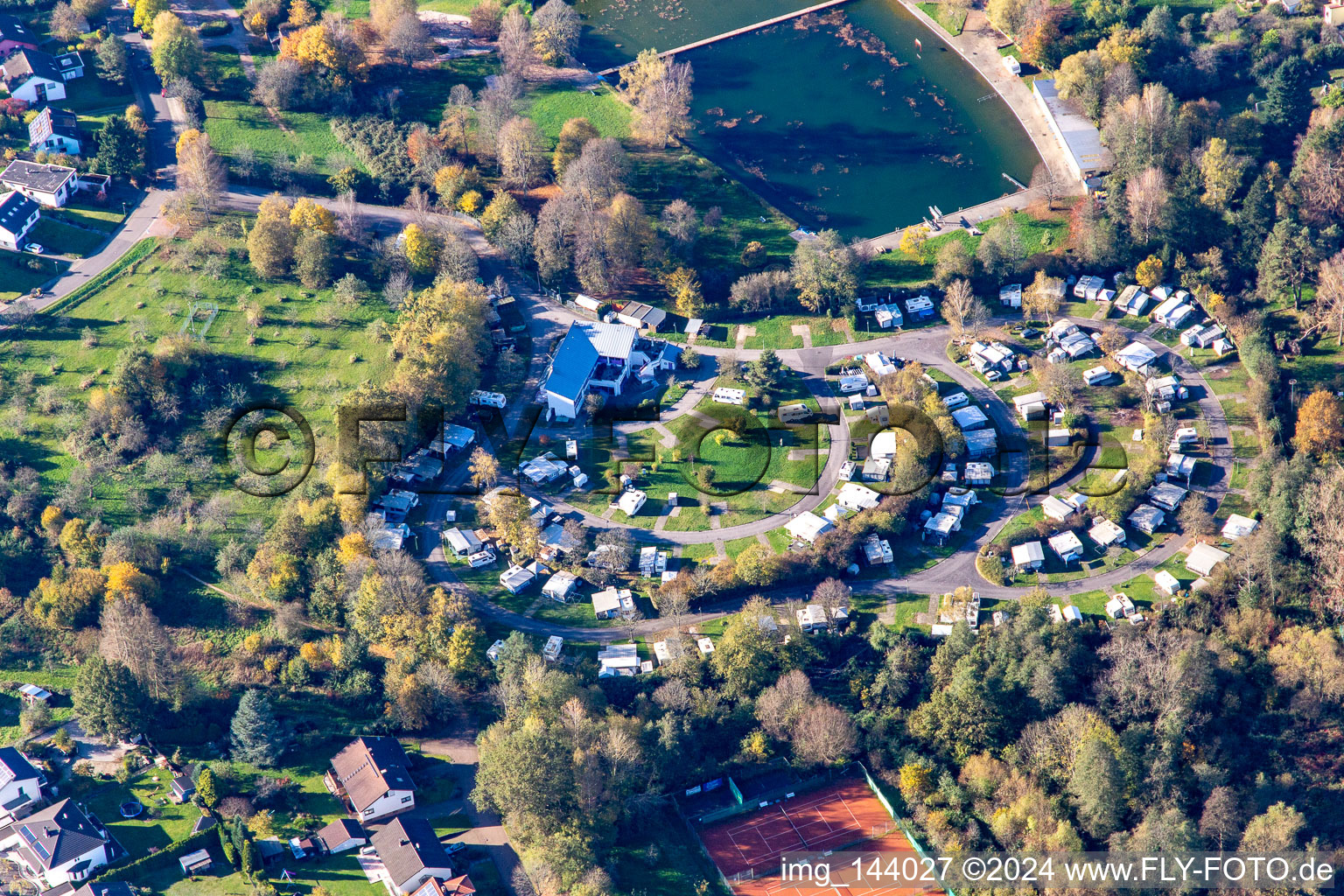 Vue aérienne de Camping Mühlenweiher à le quartier Kirkel-Neuhäusel in Kirkel dans le département Sarre, Allemagne
