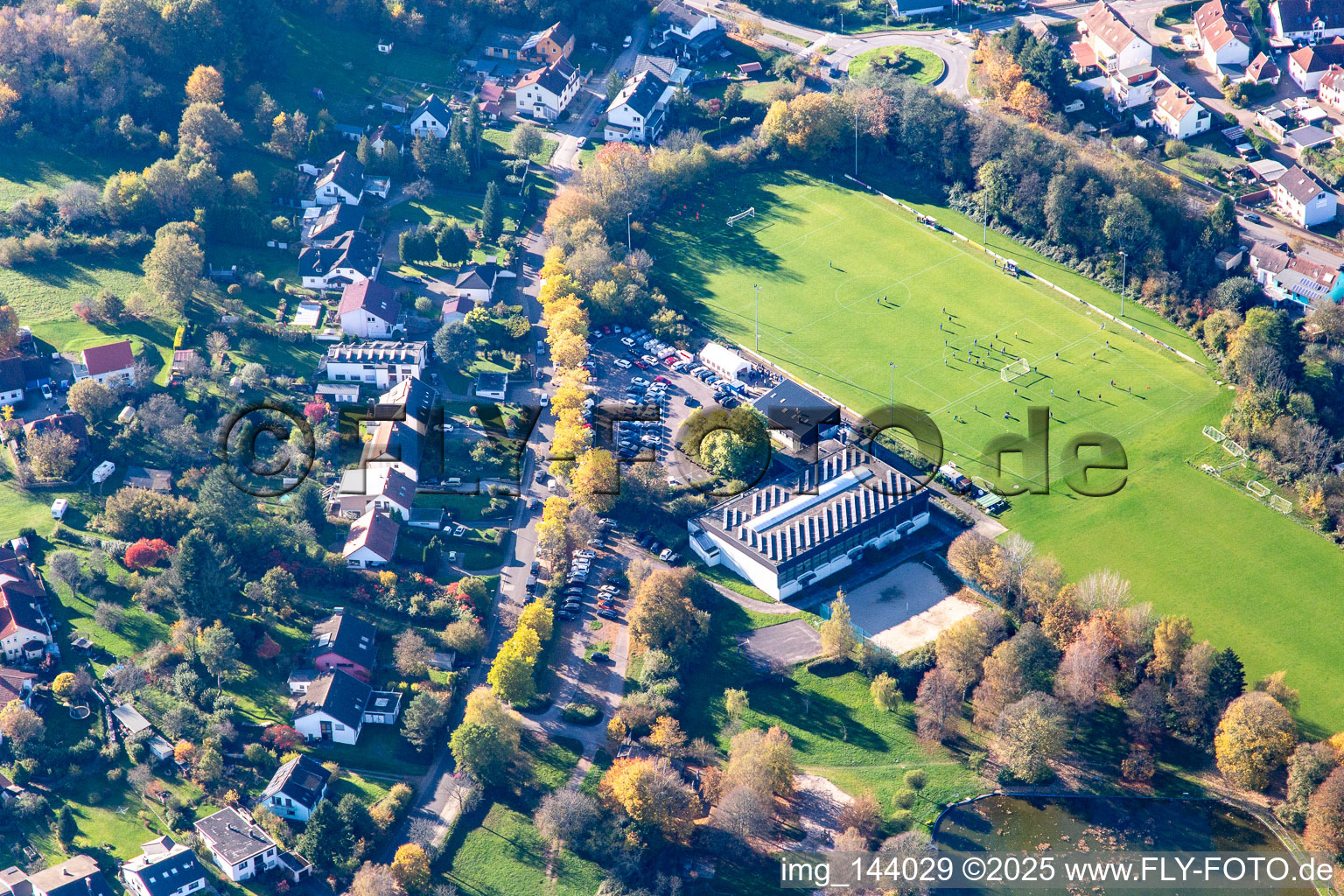 Vue aérienne de Salle du château Kirkel et terrain de sport du SV Kirkel à le quartier Kirkel-Neuhäusel in Kirkel dans le département Sarre, Allemagne