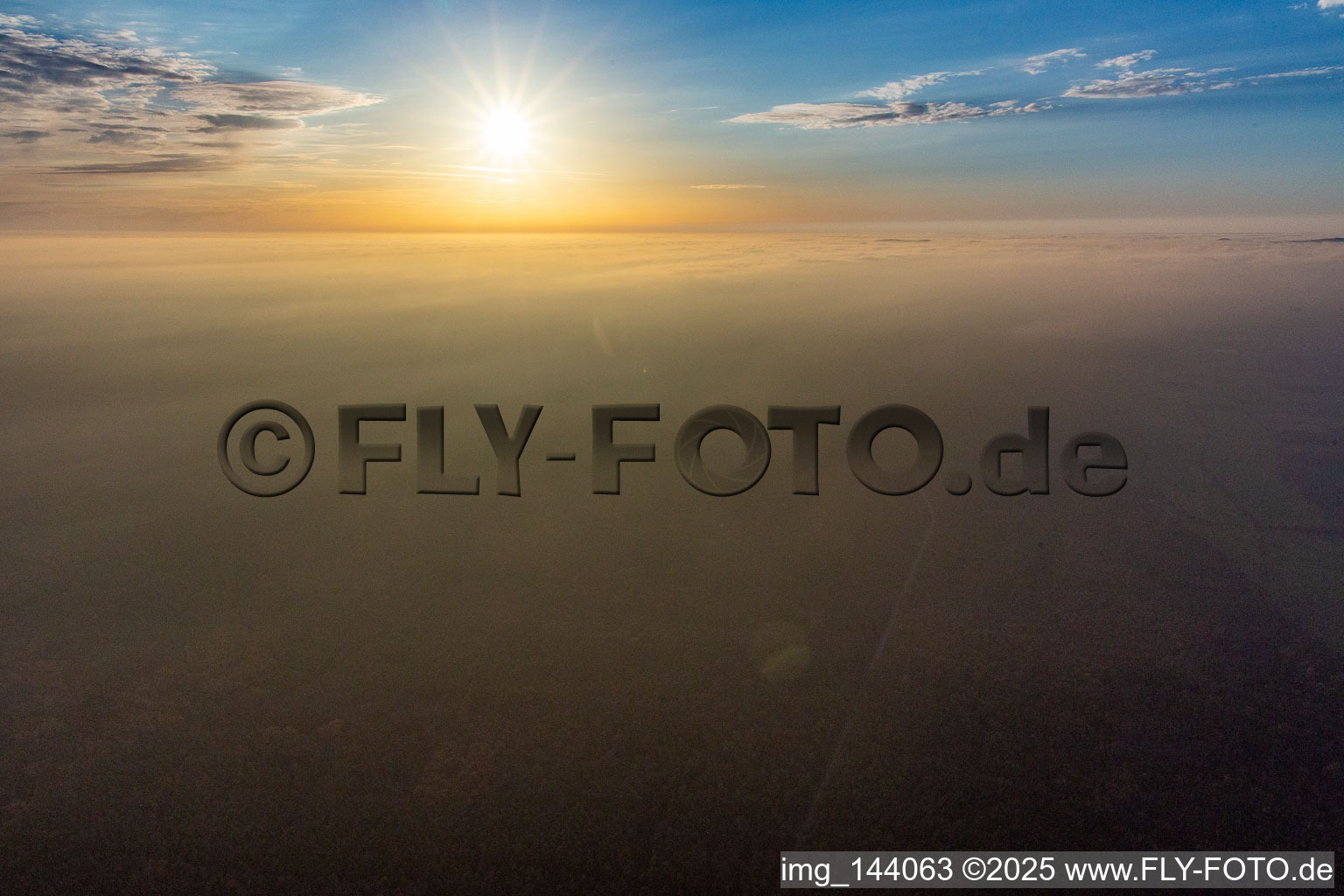 Vue aérienne de Brume du soir sur le Bienwald à le quartier Büchelberg in Wörth am Rhein dans le département Rhénanie-Palatinat, Allemagne