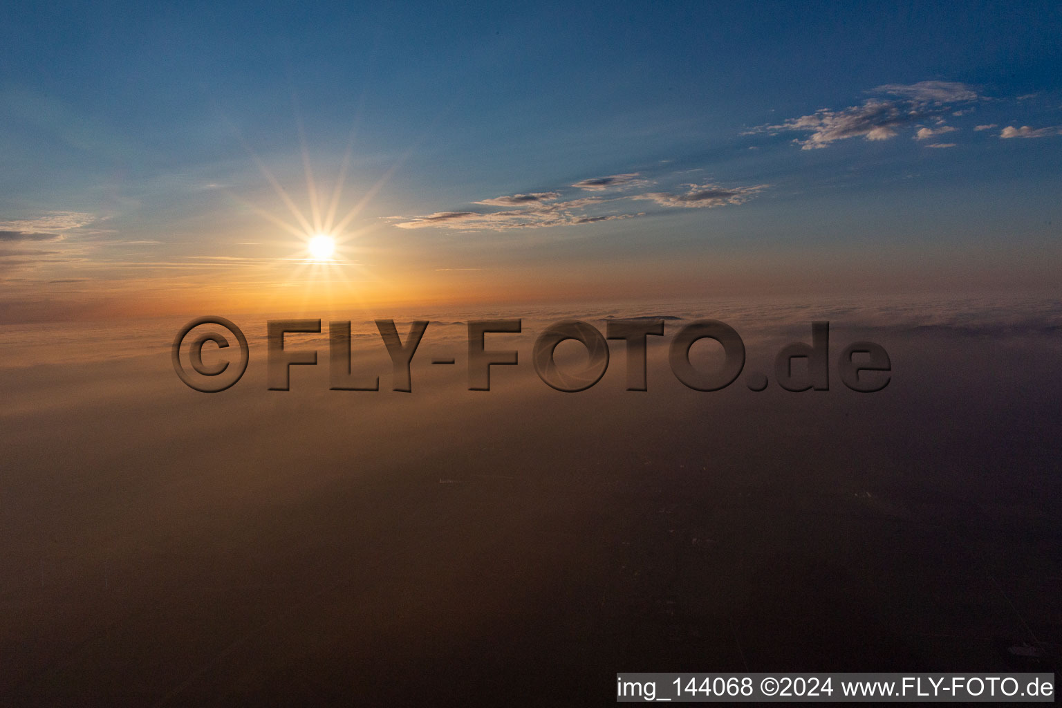 Vue aérienne de Coucher de soleil sur les Vosges du Nord et la forêt du Palatinat à Climbach dans le département Bas Rhin, France