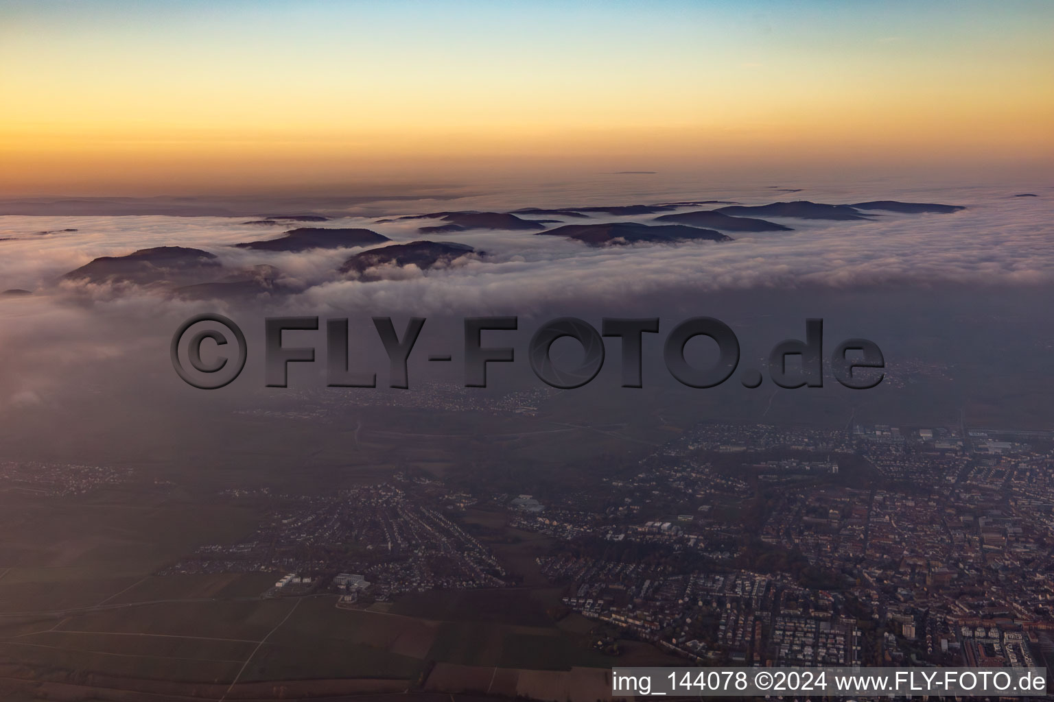 Vue aérienne de Queichtal et forêt du Palatinat dans les nuages le soir à Landau in der Pfalz dans le département Rhénanie-Palatinat, Allemagne