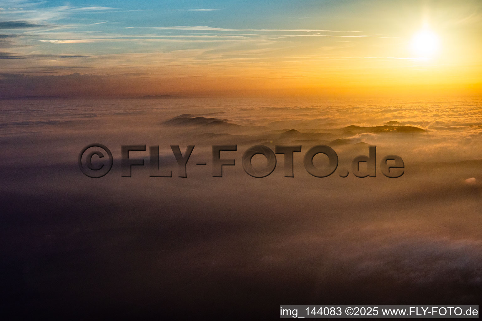 Vue aérienne de Coucher de soleil sur les Vosges du Nord et la forêt du Palatinat dans les nuages à Soultz-sous-Forêts dans le département Bas Rhin, France