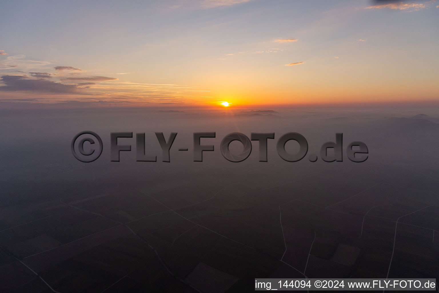 Vue aérienne de Coucher de soleil sur les Vosges du Nord et la forêt du Palatinat à Wissembourg dans le département Bas Rhin, France