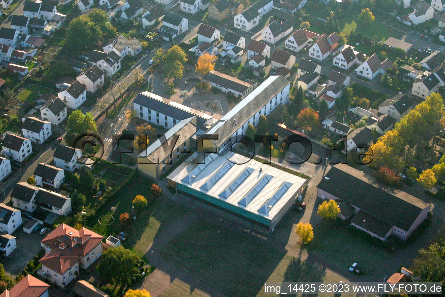 Vue aérienne de École primaire à le quartier Herxheim in Herxheim bei Landau dans le département Rhénanie-Palatinat, Allemagne