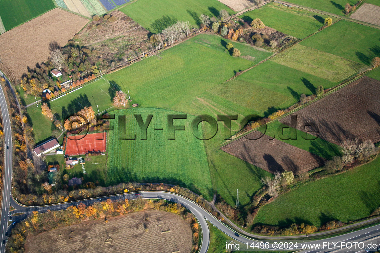 Vue aérienne de Terrain de sport à la sortie d'autoroute à Erlenbach bei Kandel dans le département Rhénanie-Palatinat, Allemagne