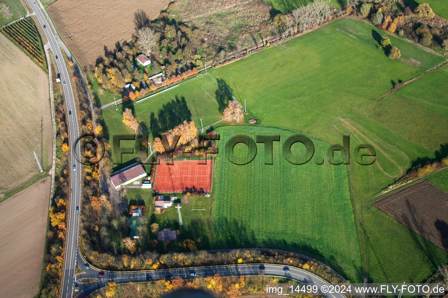 Vue aérienne de Terrain de sport à la sortie d'autoroute à Erlenbach bei Kandel dans le département Rhénanie-Palatinat, Allemagne