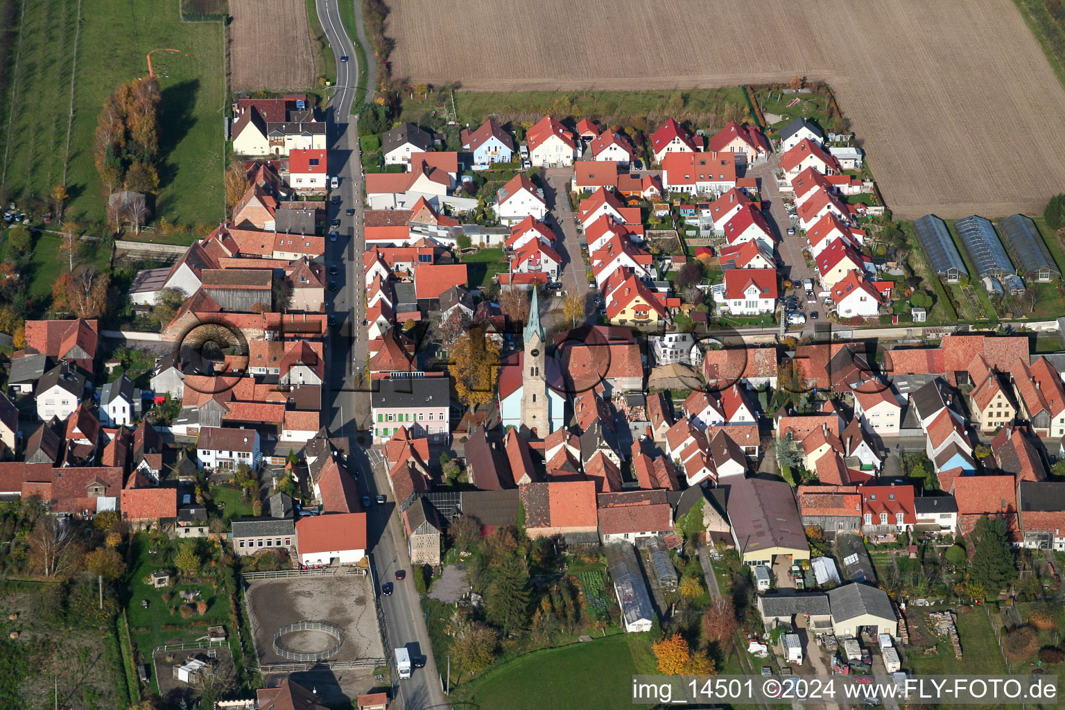 Vue aérienne de Vue sur le village à Erlenbach bei Kandel dans le département Rhénanie-Palatinat, Allemagne