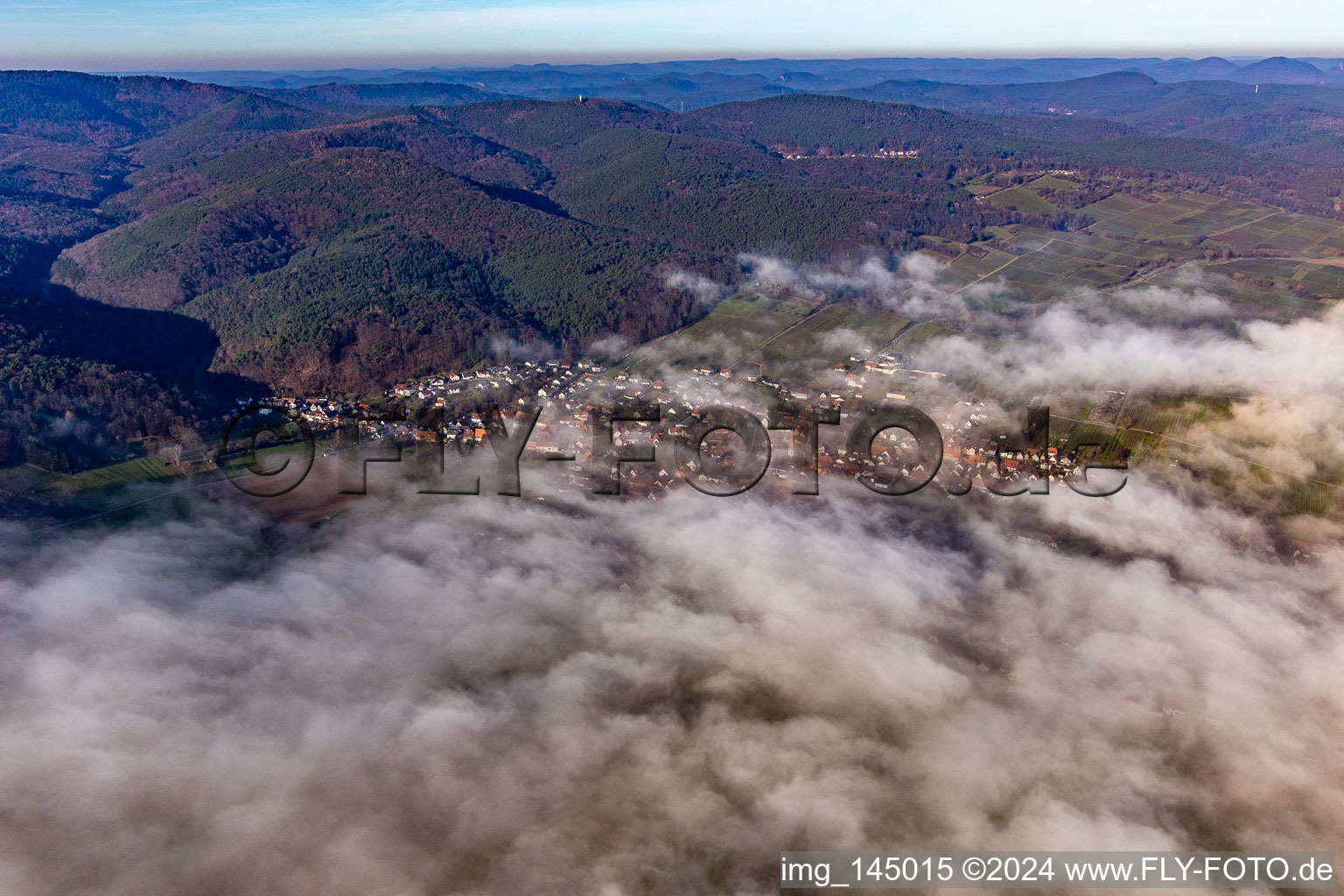 Vue aérienne de Village au bord des nuages à Oberotterbach dans le département Rhénanie-Palatinat, Allemagne
