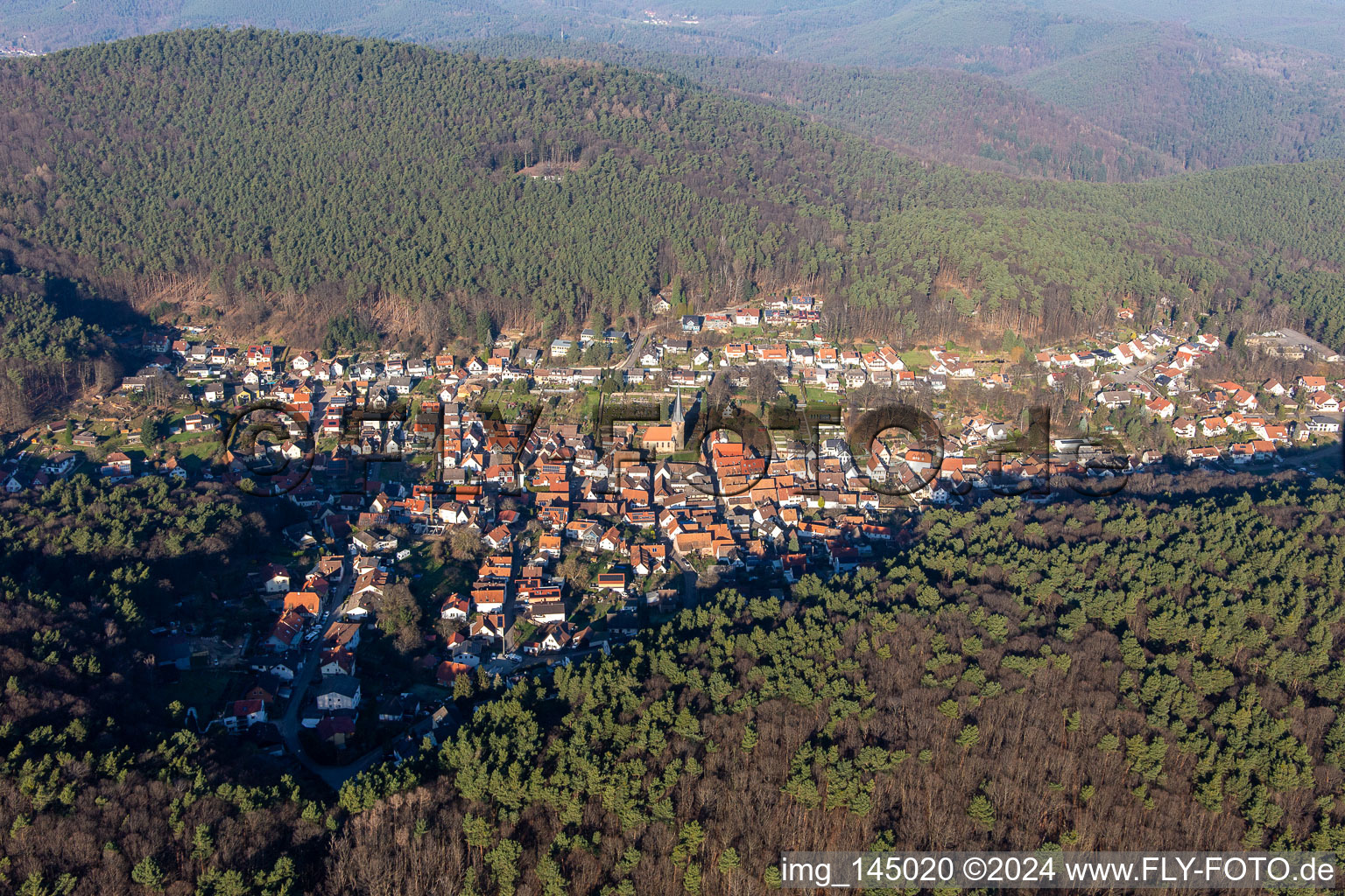 Vue aérienne de La Belle au bois dormant du Palatinat vue du sud à Dörrenbach dans le département Rhénanie-Palatinat, Allemagne
