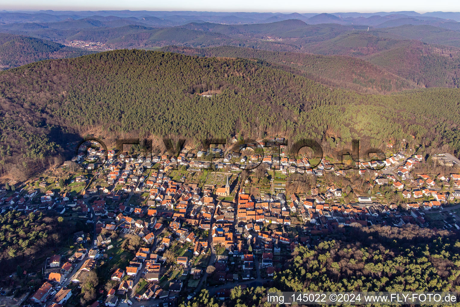 Vue aérienne de La Belle au bois dormant du Palatinat vue du sud à Dörrenbach dans le département Rhénanie-Palatinat, Allemagne