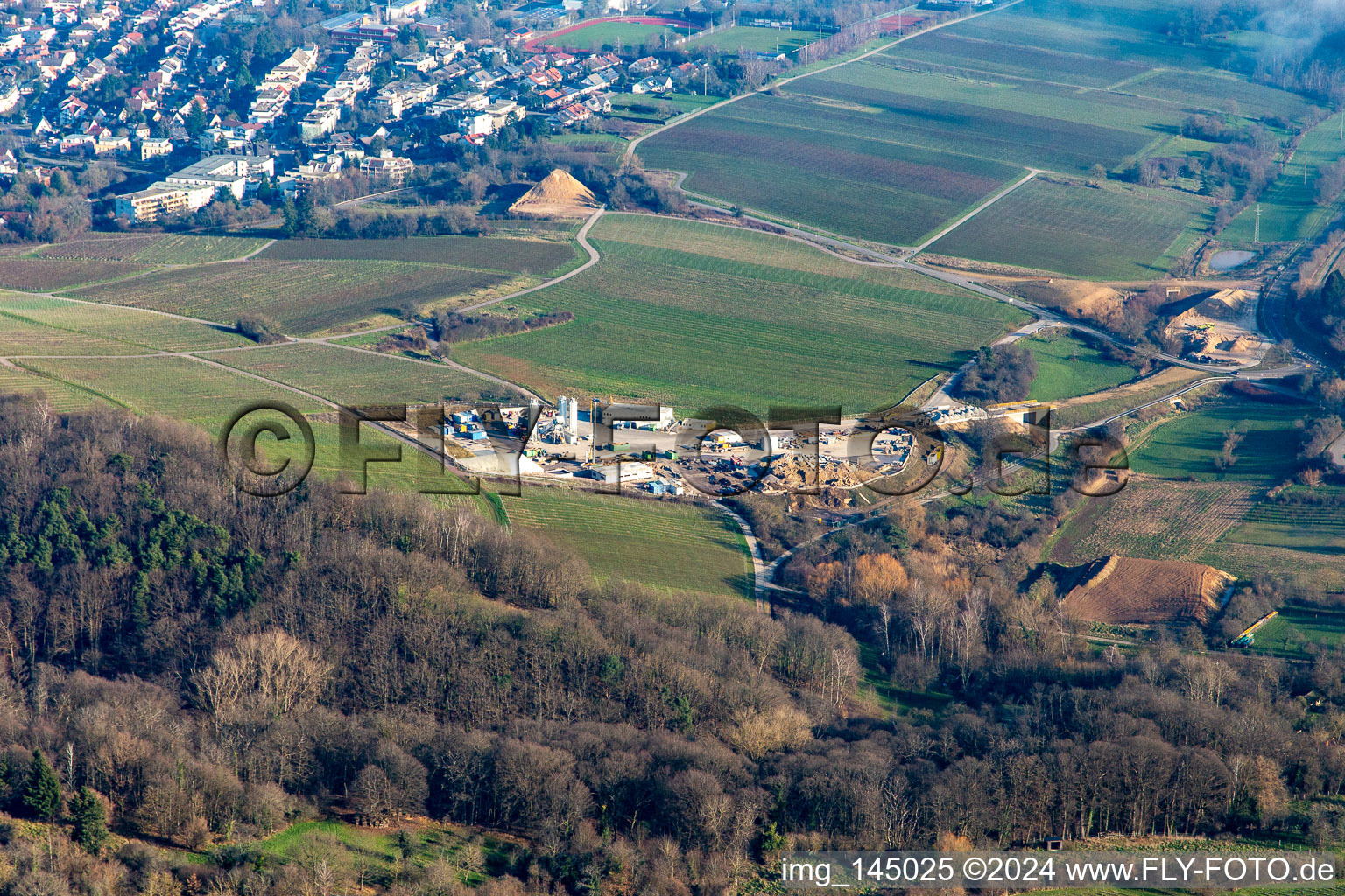 Chantier de construction du portail est du tunnel Astrid pour le passage souterrain et le contournement de Bad Bergzabern entre la B38 (Weinstraße) et la B427 (Kurtalstraße) à Dörrenbach dans le département Rhénanie-Palatinat, Allemagne vue du ciel