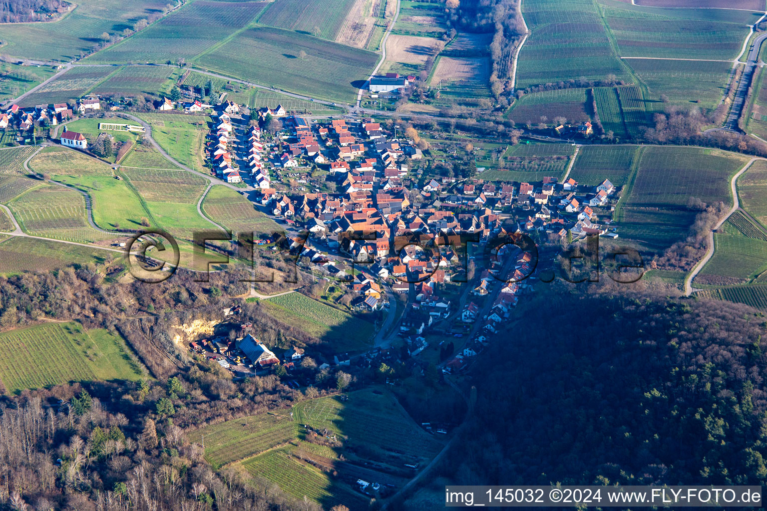 Vue aérienne de Village viticole au bord du Haardt vu de l'ouest à le quartier Gleishorbach in Gleiszellen-Gleishorbach dans le département Rhénanie-Palatinat, Allemagne