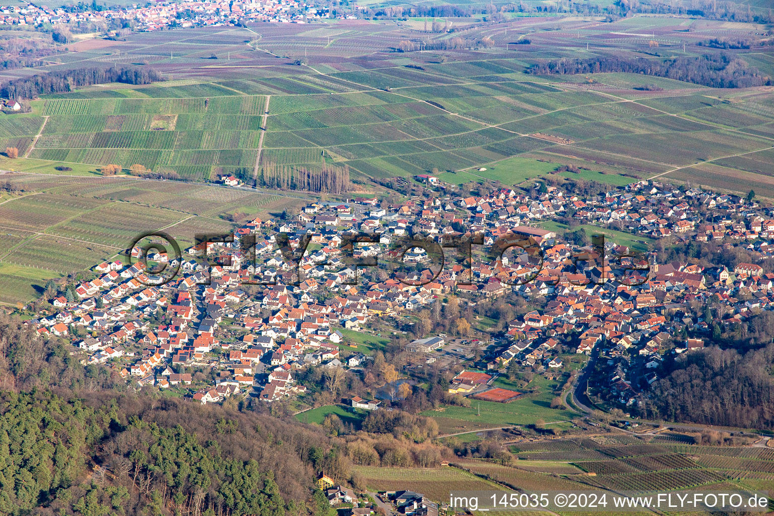 Vue aérienne de Village viticole au bord du Haardt vu du sud-ouest à Klingenmünster dans le département Rhénanie-Palatinat, Allemagne