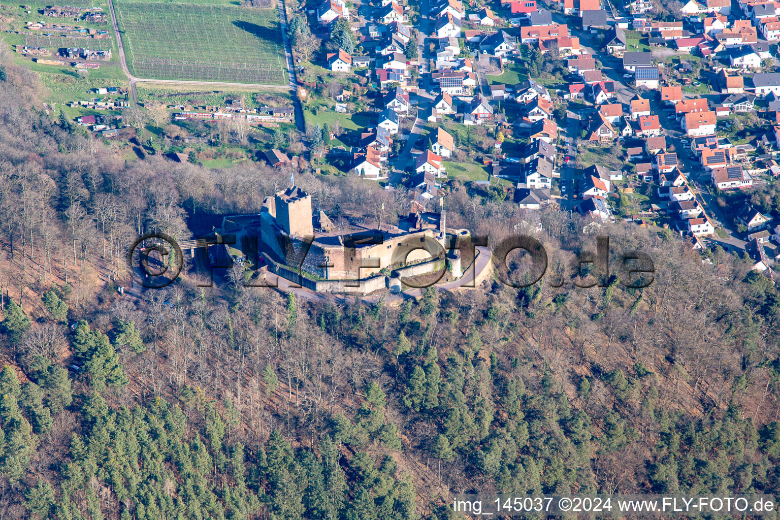 Vue aérienne de Haardtrand avec les ruines du château de Landeck vues de l'ouest à Klingenmünster dans le département Rhénanie-Palatinat, Allemagne