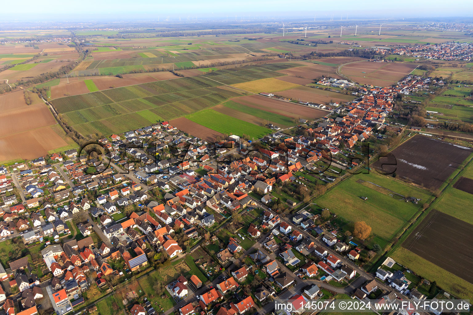 Vue aérienne de Vue de la ville depuis le sud-ouest à Freckenfeld dans le département Rhénanie-Palatinat, Allemagne