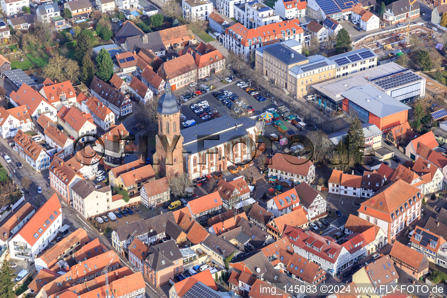 Vue aérienne de Marché de l'Épiphanie sur la place du marché à Kandel dans le département Rhénanie-Palatinat, Allemagne