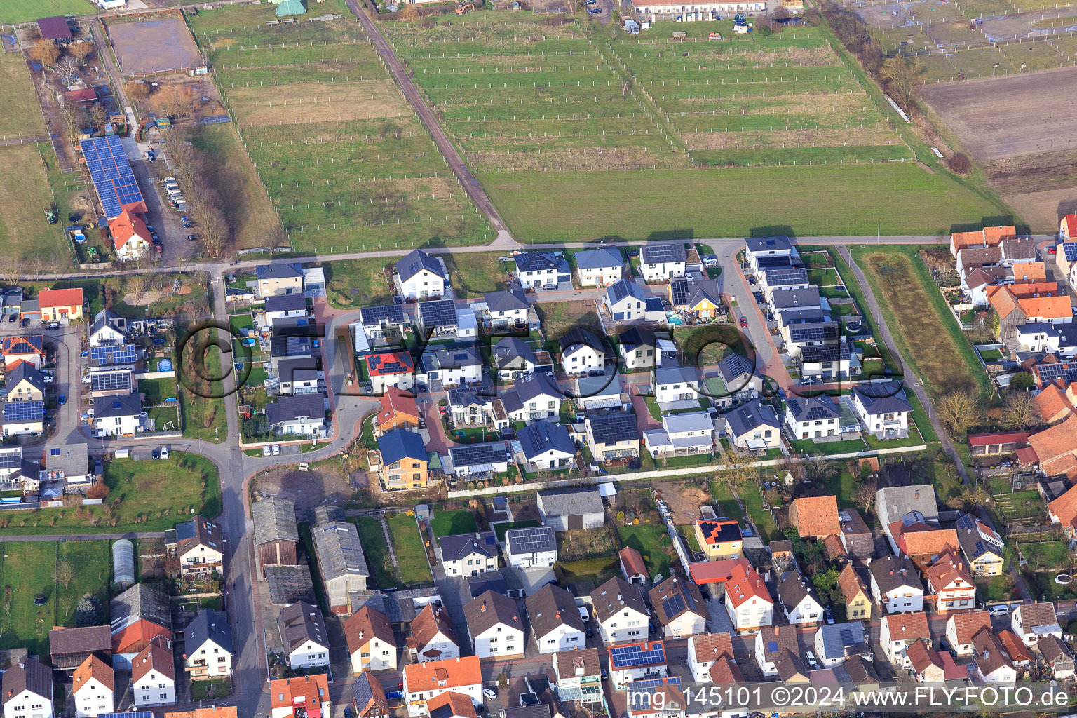 Nouvelle zone de développement à Sandblatt à Hatzenbühl dans le département Rhénanie-Palatinat, Allemagne hors des airs