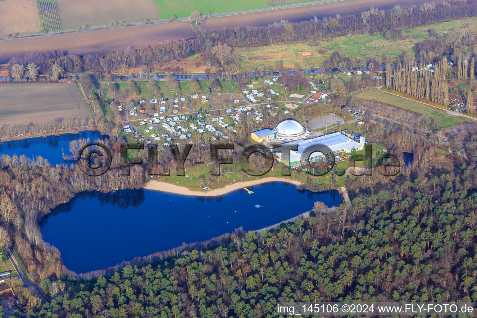 Vue aérienne de Plage et camping au centre de loisirs Moby Dick à Rülzheim dans le département Rhénanie-Palatinat, Allemagne