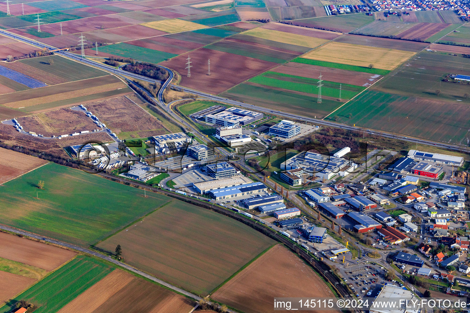 Vue aérienne de Zone industrielle dans la vallée de Spire à Rülzheim dans le département Rhénanie-Palatinat, Allemagne