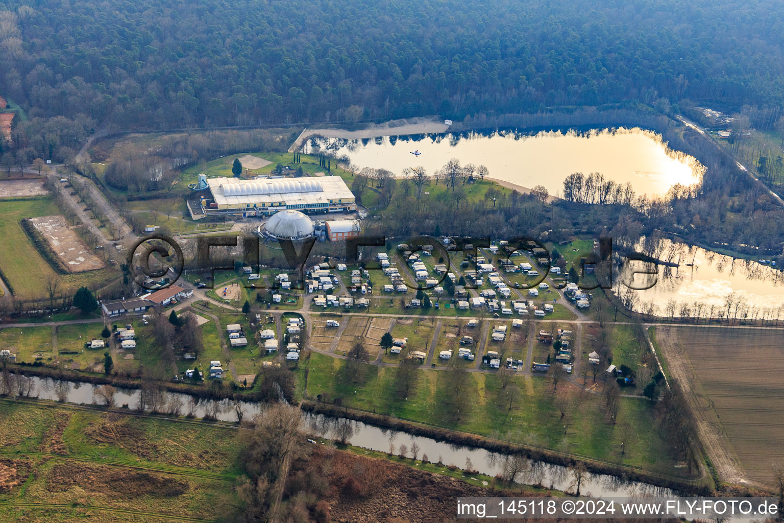 Plage et camping au centre de loisirs Moby Dick à Rülzheim dans le département Rhénanie-Palatinat, Allemagne d'en haut