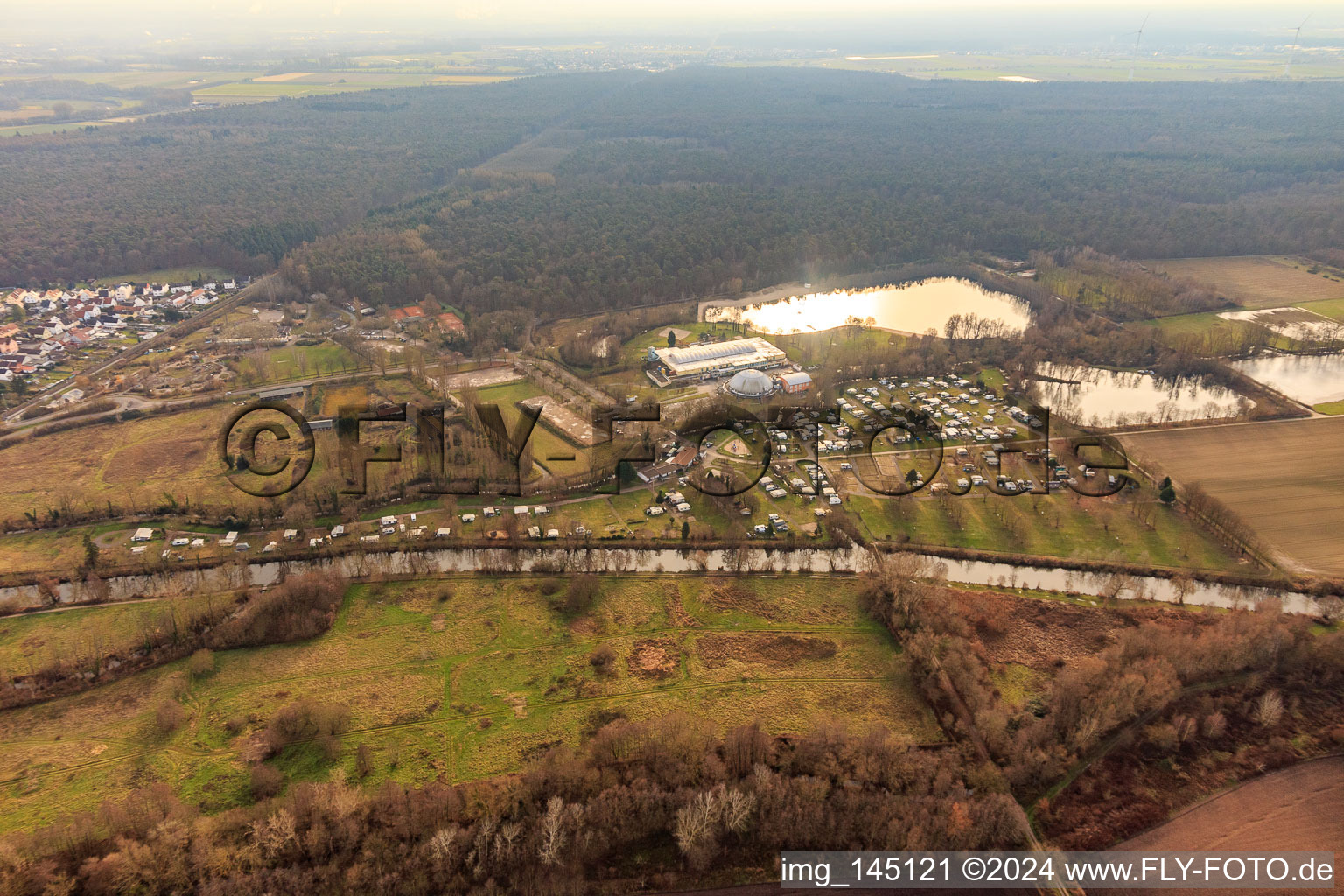 Plage et camping au centre de loisirs Moby Dick à Rülzheim dans le département Rhénanie-Palatinat, Allemagne vue d'en haut