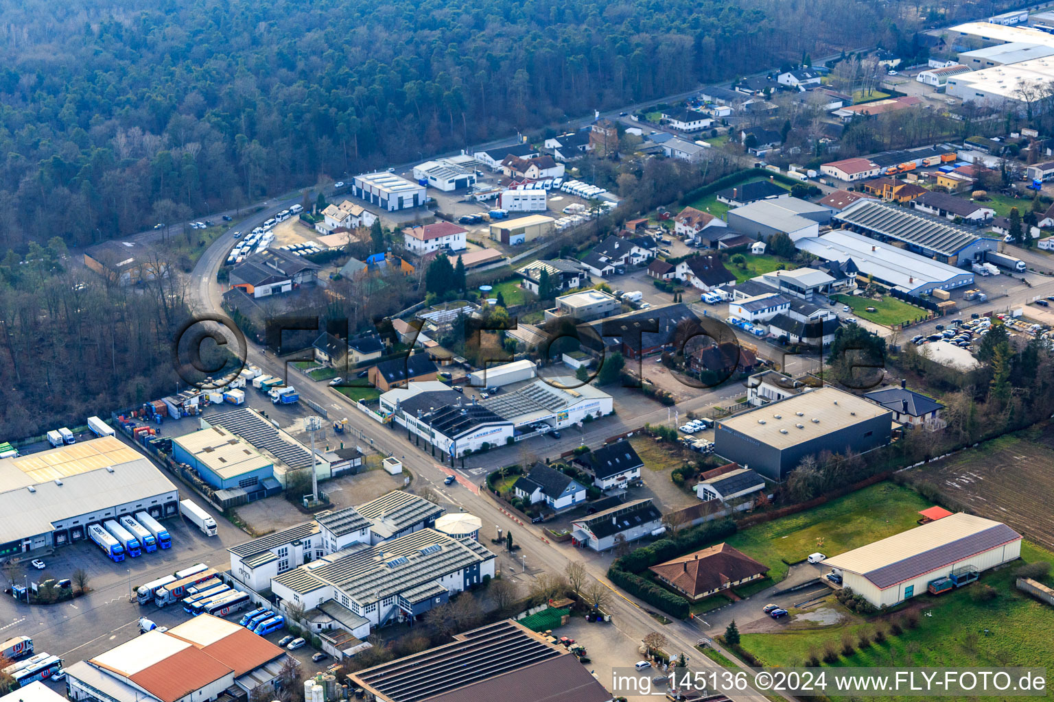 Vue aérienne de Zone industrielle d'Am Kleinwald à Herxheim bei Landau dans le département Rhénanie-Palatinat, Allemagne