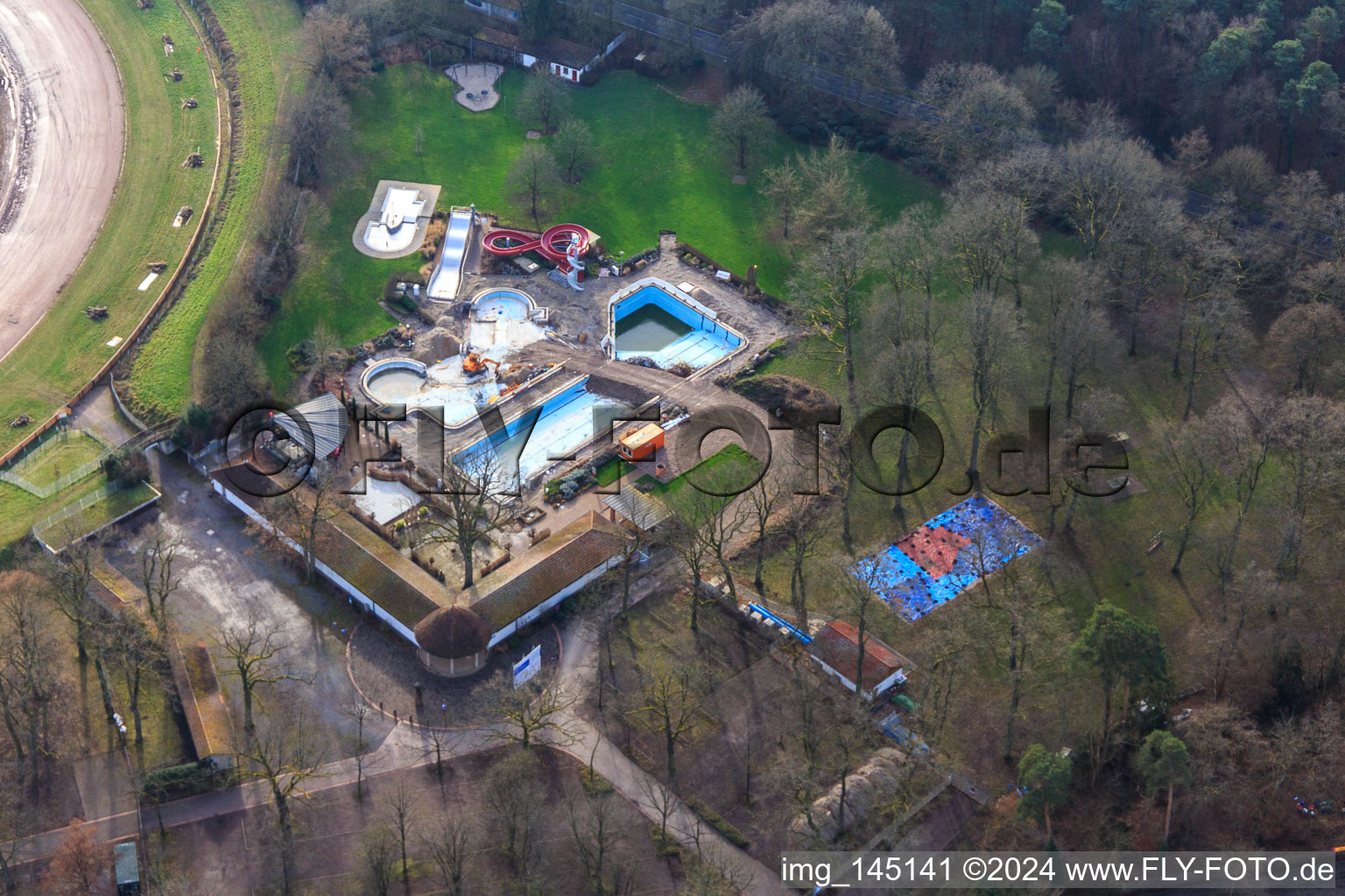 Vue aérienne de Piscine extérieure de la forêt de Herxheim sans eau dans les bassins en hiver à Herxheim bei Landau dans le département Rhénanie-Palatinat, Allemagne