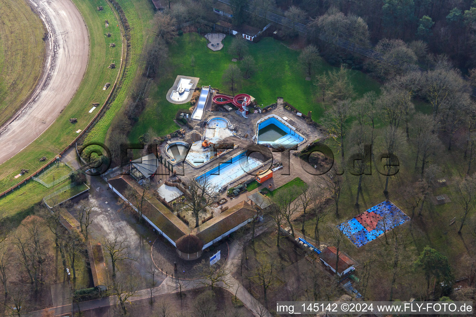 Vue aérienne de Piscine extérieure de la forêt de Herxheim sans eau dans les bassins en hiver à Herxheim bei Landau dans le département Rhénanie-Palatinat, Allemagne
