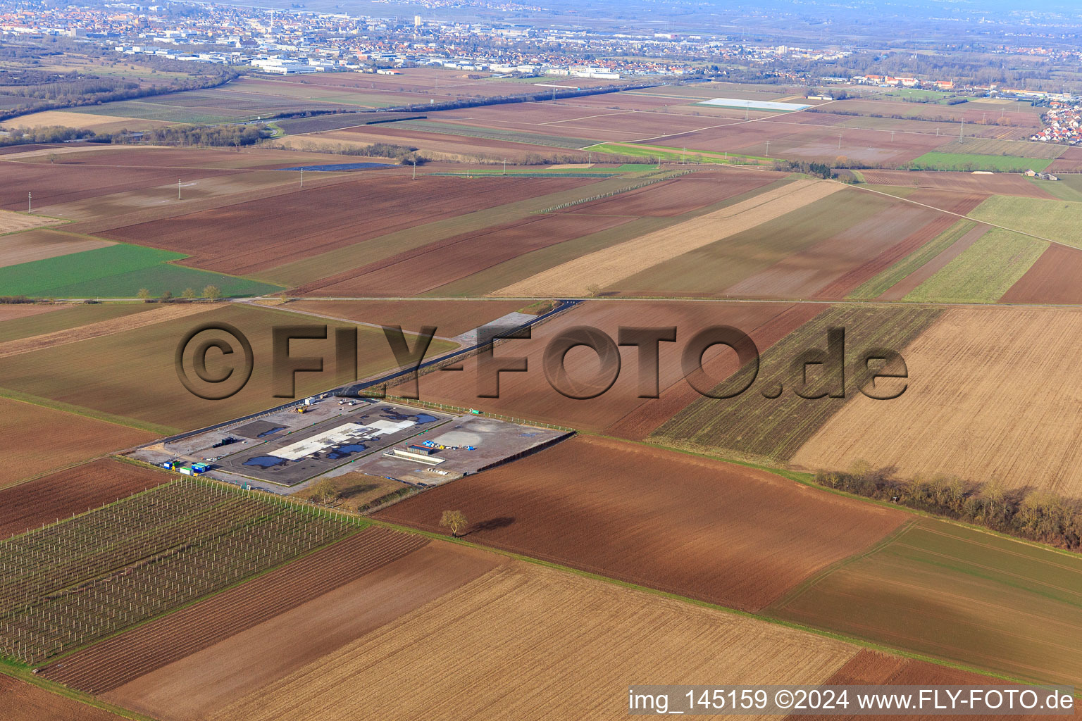 Chantier de construction du site de forage profond V20 de Vulcan Energy à Schleidberg pour l'extraction d'énergie géothermique et de lithium à Insheim dans le département Rhénanie-Palatinat, Allemagne depuis l'avion
