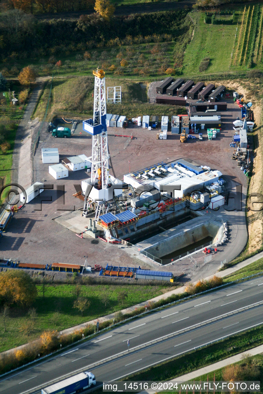 Vue aérienne de Appareil de forage et chantier de construction d'une centrale géothermique à Insheim dans le département Rhénanie-Palatinat, Allemagne