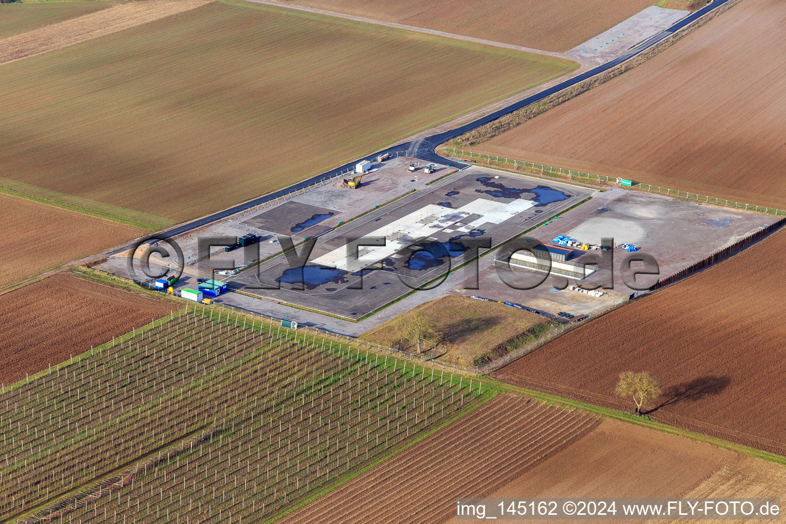 Vue d'oiseau de Chantier de construction du site de forage profond V20 de Vulcan Energy à Schleidberg pour l'extraction d'énergie géothermique et de lithium à Insheim dans le département Rhénanie-Palatinat, Allemagne
