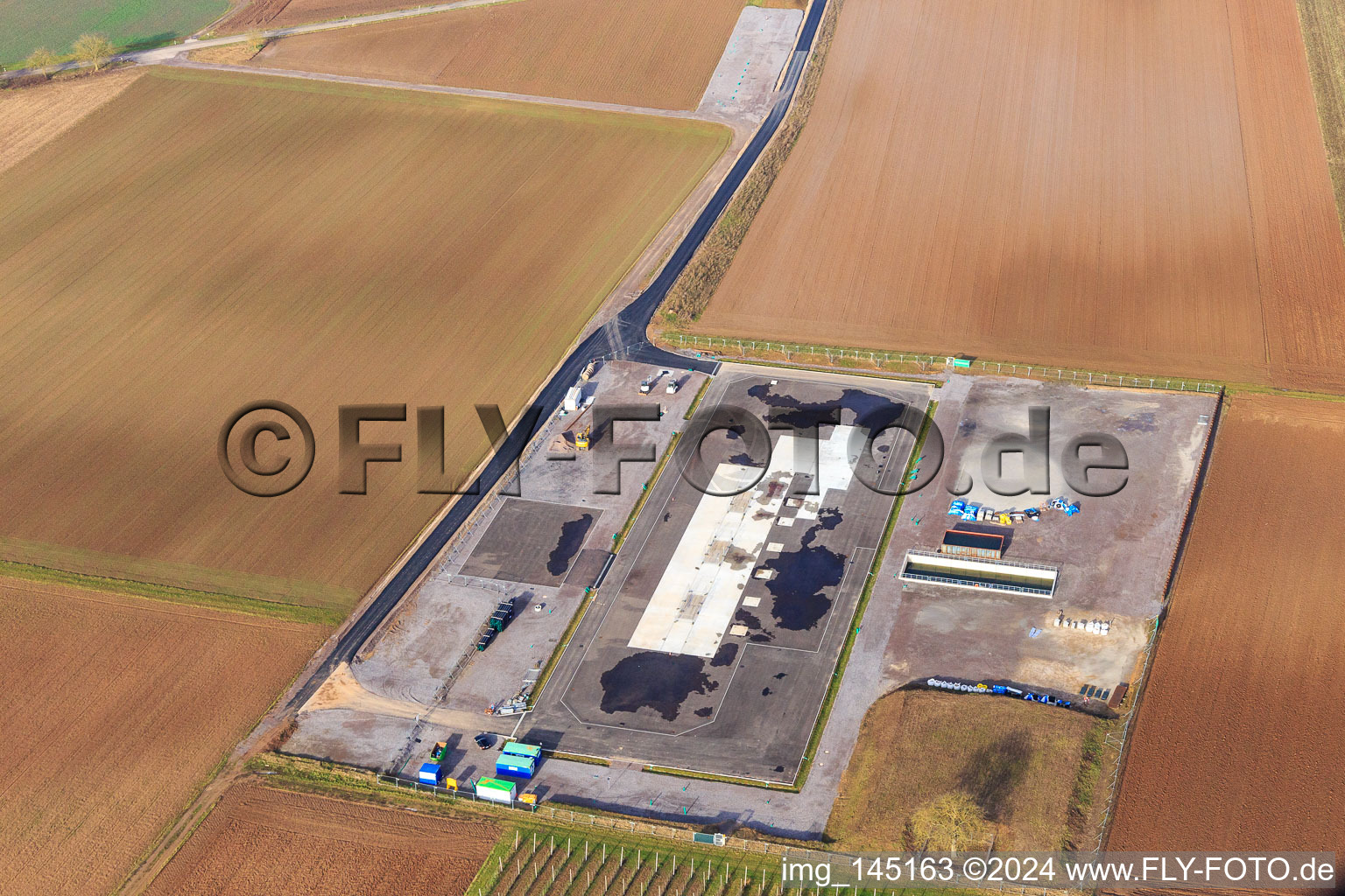 Chantier de construction du site de forage profond V20 de Vulcan Energy à Schleidberg pour l'extraction d'énergie géothermique et de lithium à Insheim dans le département Rhénanie-Palatinat, Allemagne vue du ciel