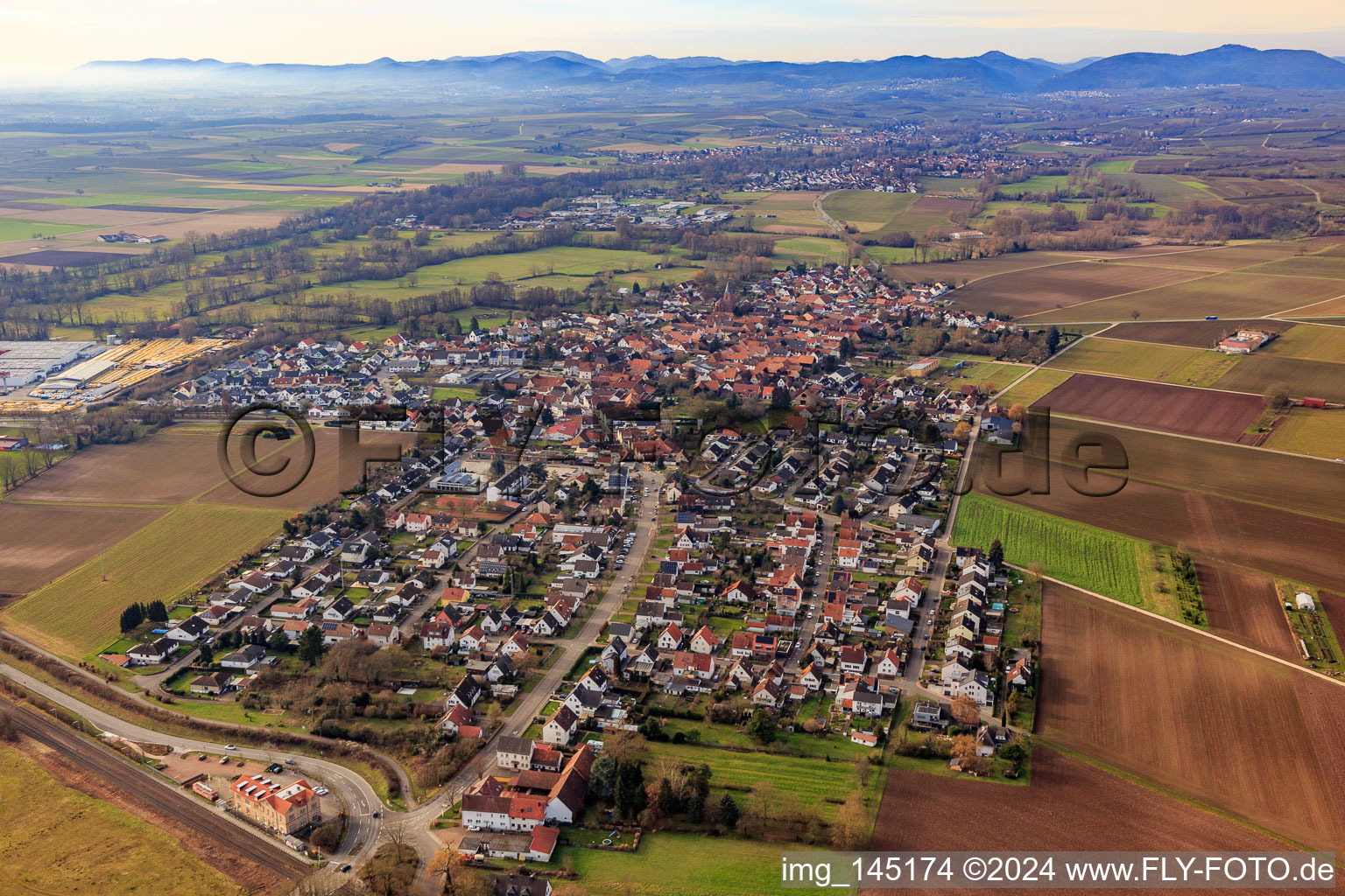 Vue aérienne de Vue de la ville depuis le nord-est à Rohrbach dans le département Rhénanie-Palatinat, Allemagne