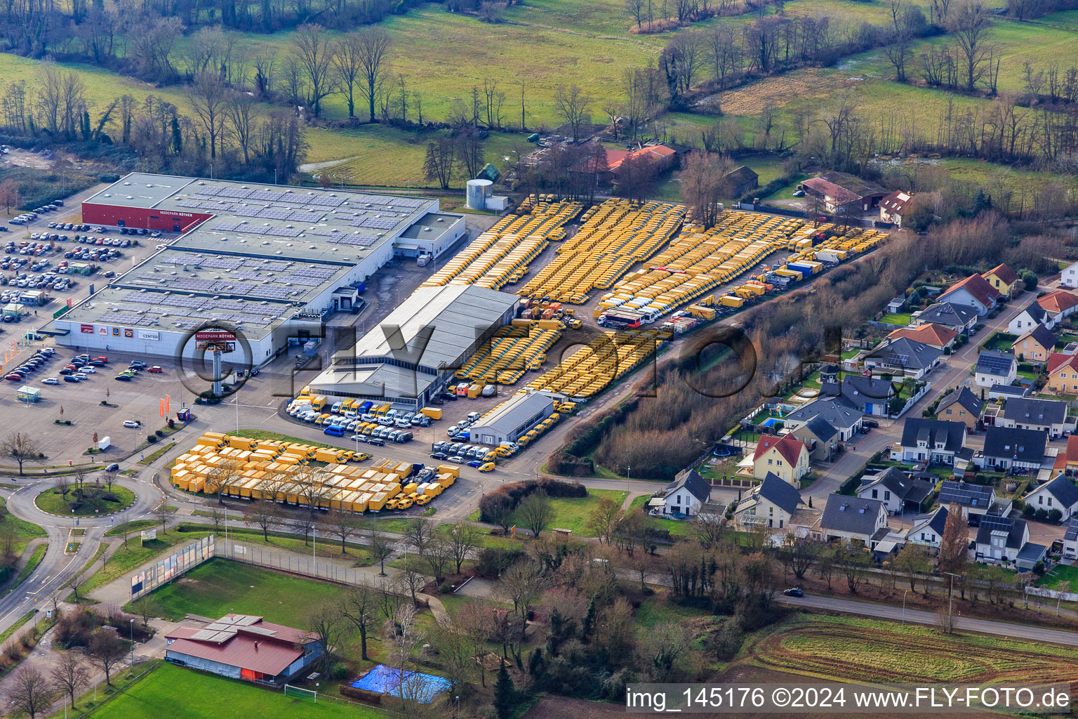 Vue aérienne de Engel&Engelk GmbH Concessionnaire automobile et parc de mode Röther dans le centre du Palatinat-Sud à Rohrbach dans le département Rhénanie-Palatinat, Allemagne