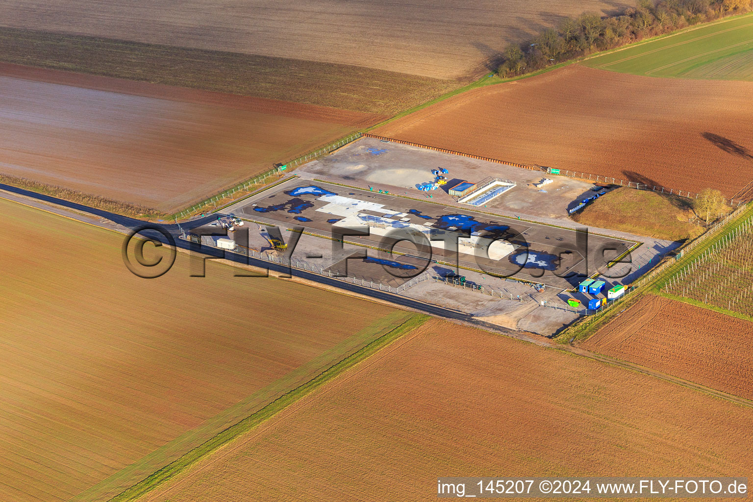 Enregistrement par drone de Chantier de construction du site de forage profond V20 de Vulcan Energy à Schleidberg pour l'extraction d'énergie géothermique et de lithium à Insheim dans le département Rhénanie-Palatinat, Allemagne