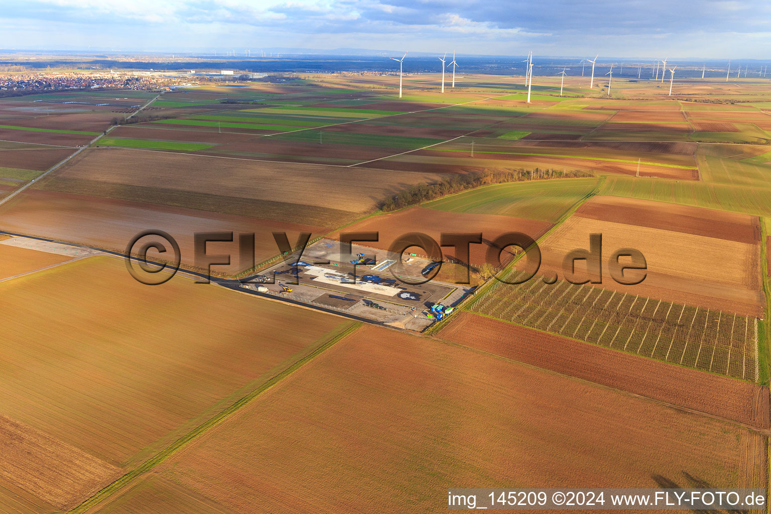 Image drone de Chantier de construction du site de forage profond V20 de Vulcan Energy à Schleidberg pour l'extraction d'énergie géothermique et de lithium à Insheim dans le département Rhénanie-Palatinat, Allemagne