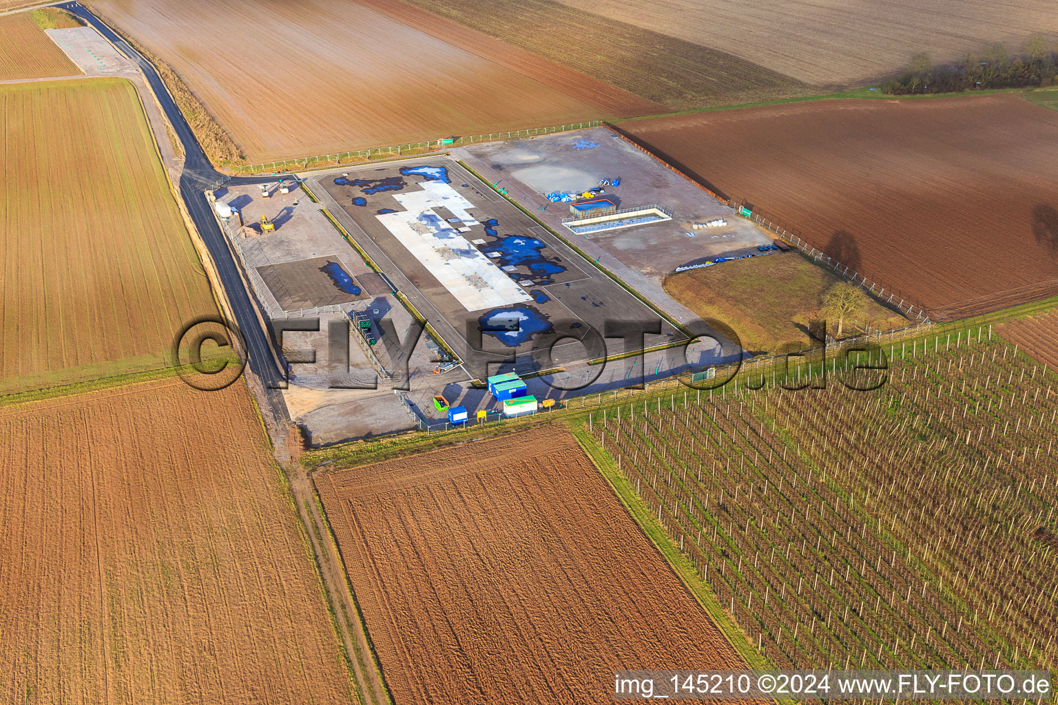 Chantier de construction du site de forage profond V20 de Vulcan Energy à Schleidberg pour l'extraction d'énergie géothermique et de lithium à Insheim dans le département Rhénanie-Palatinat, Allemagne du point de vue du drone