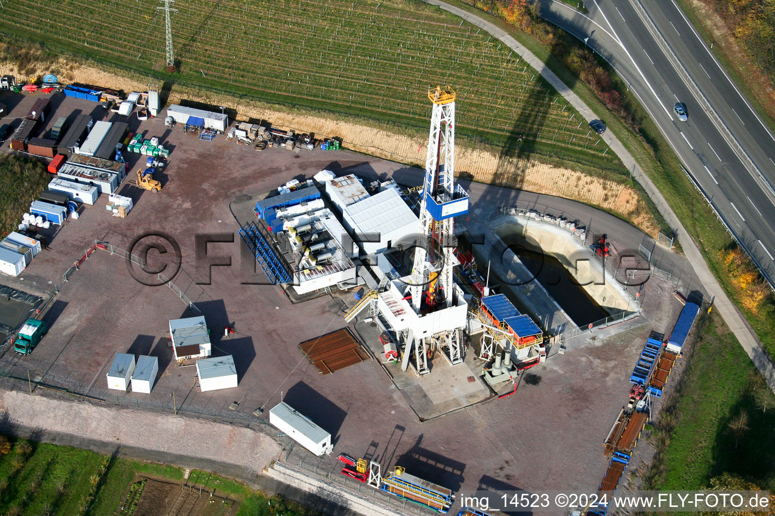 Vue aérienne de Appareil de forage et chantier de construction d'une centrale géothermique à Insheim dans le département Rhénanie-Palatinat, Allemagne