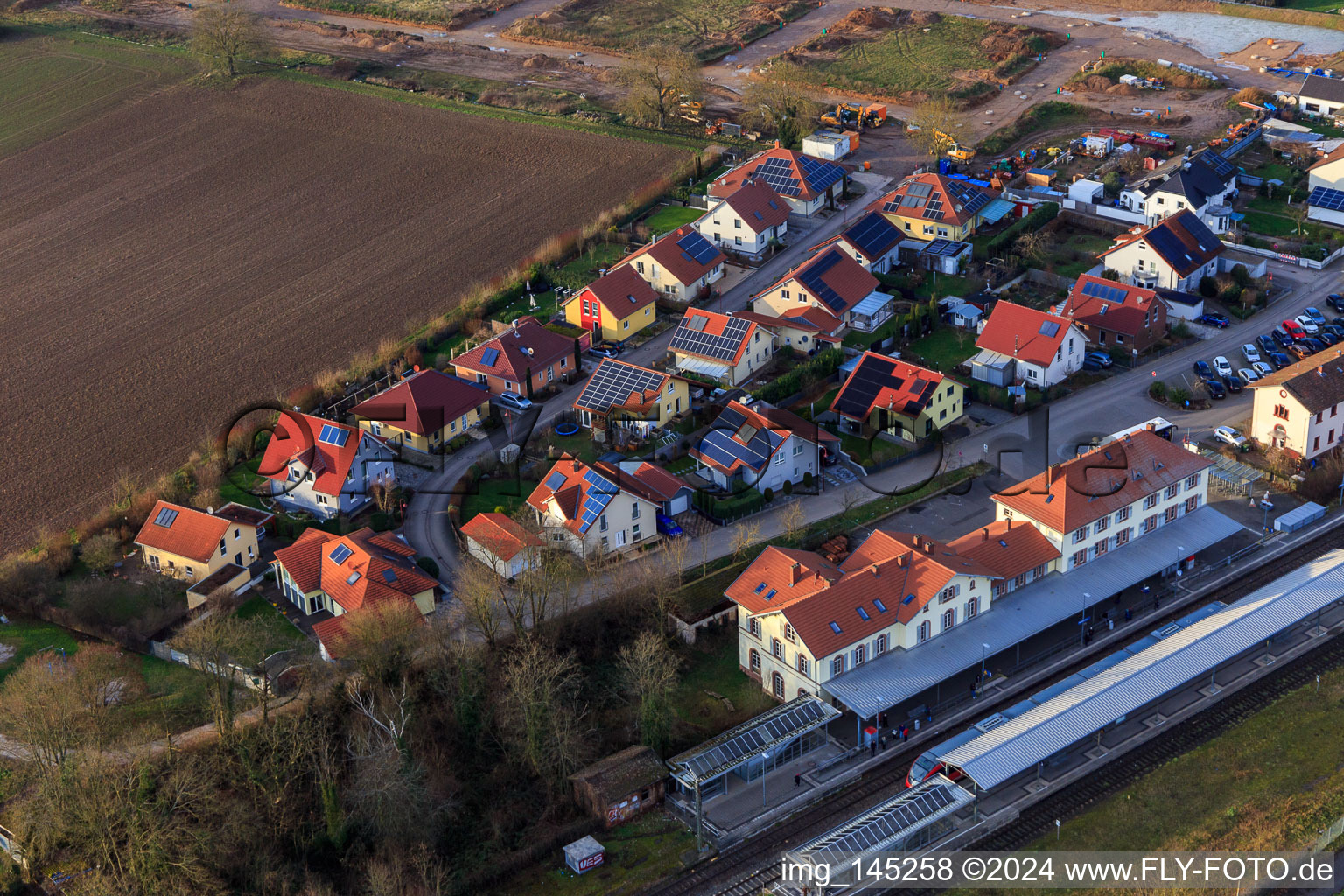Vue aérienne de Bahnhofstraße et Am Bahnhof à Winden dans le département Rhénanie-Palatinat, Allemagne